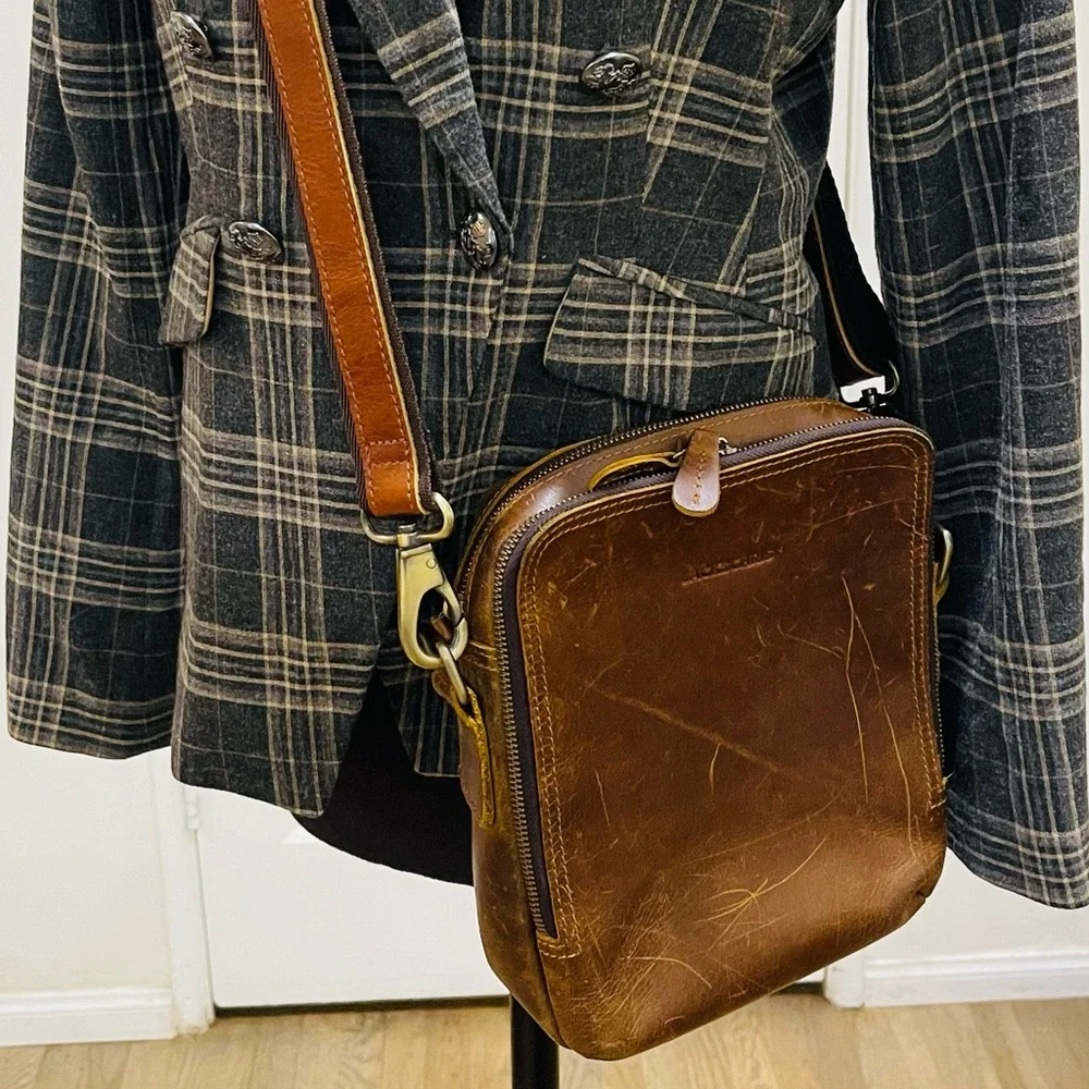Jack & Chris Mens or Women’s Brown Leather Crossbody Bag with Multiple Pockets - Picture 2 of 15